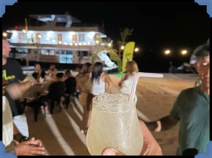 Noite de luau no barco hotel durante a pescaria em Barcelos